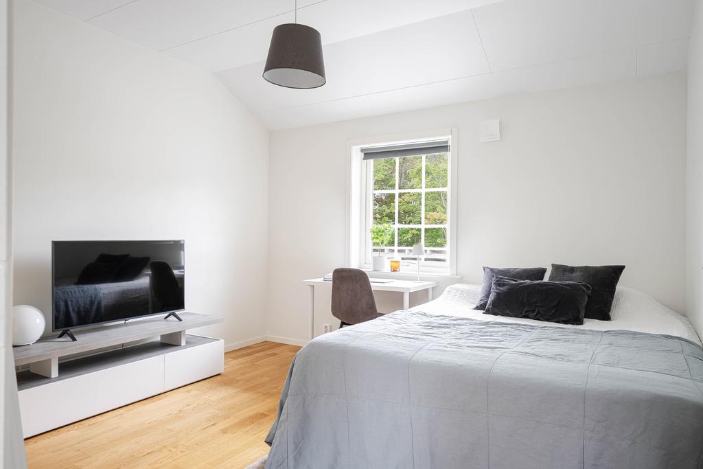 Sovrum med plats för dubbelsäng 