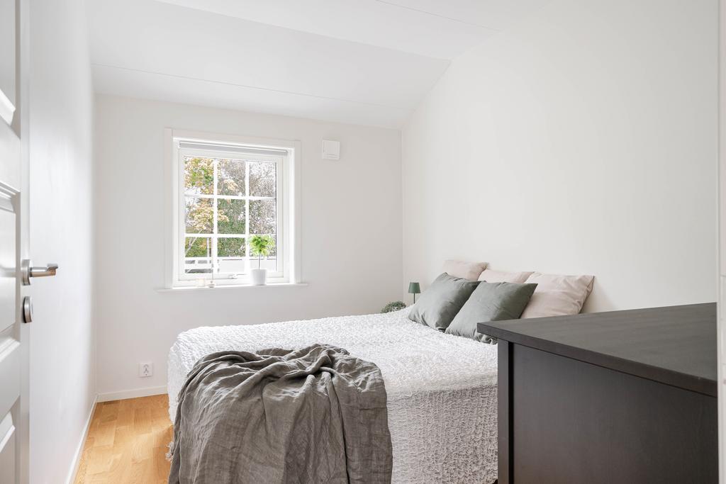 Sovrum med plats för dubbelsäng