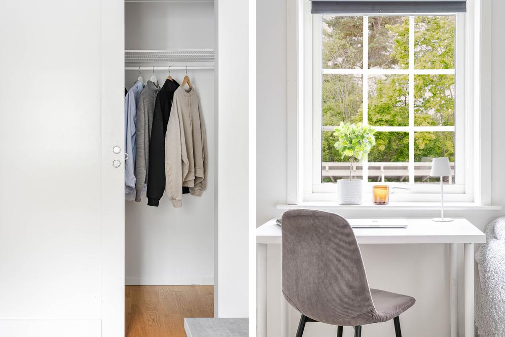 Inbyggd klädförvaring bakom skjutdörr