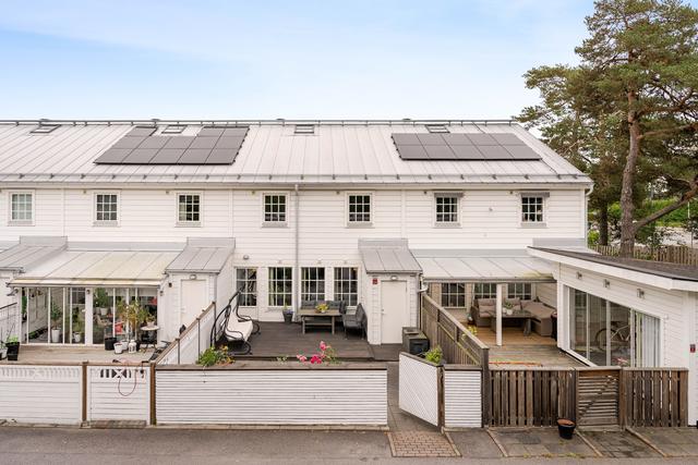 Stenlagd baksida med trall som du når via vardagsrummet 