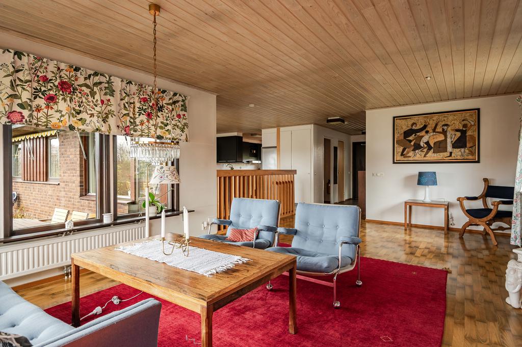 Vardagsrum mot kök och hall