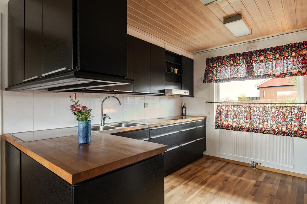 Renoverat kök med stilren inredning