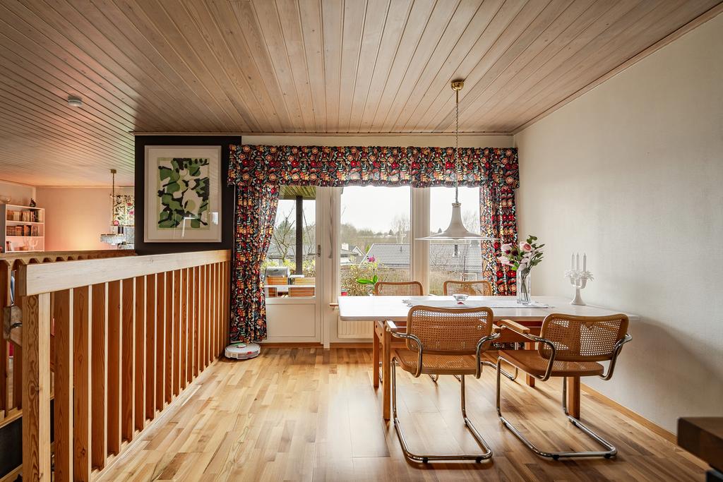 Den ljusa panelen i taket är trevlig. 