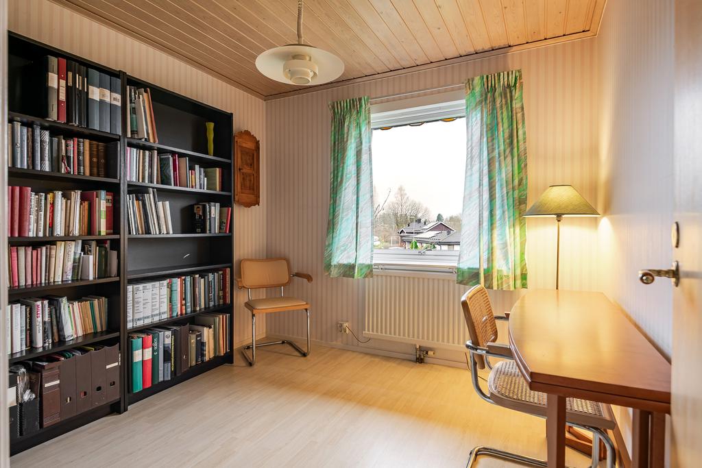 Sovrum 2 /kontor med fönster mot baksidan