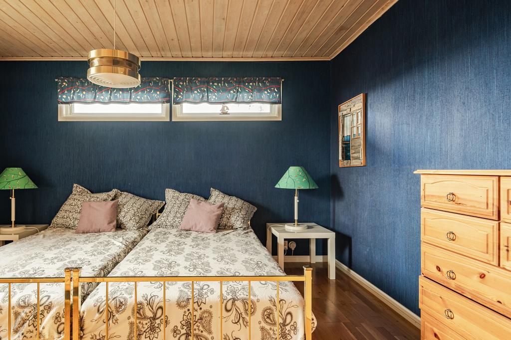 sovrum 4 har ett par högt placerade fönster för extra ljusinlsäpp