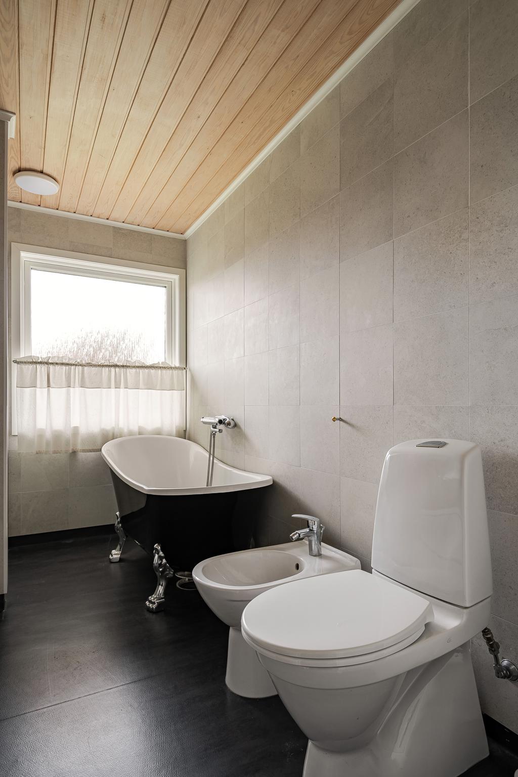 Badrummet har badkar och bidé