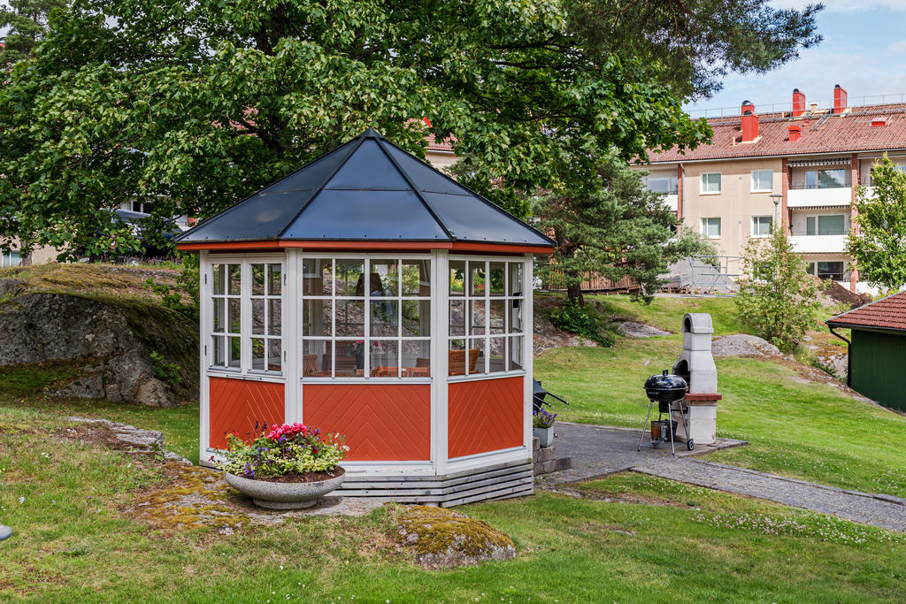 Lusthus och grillplats