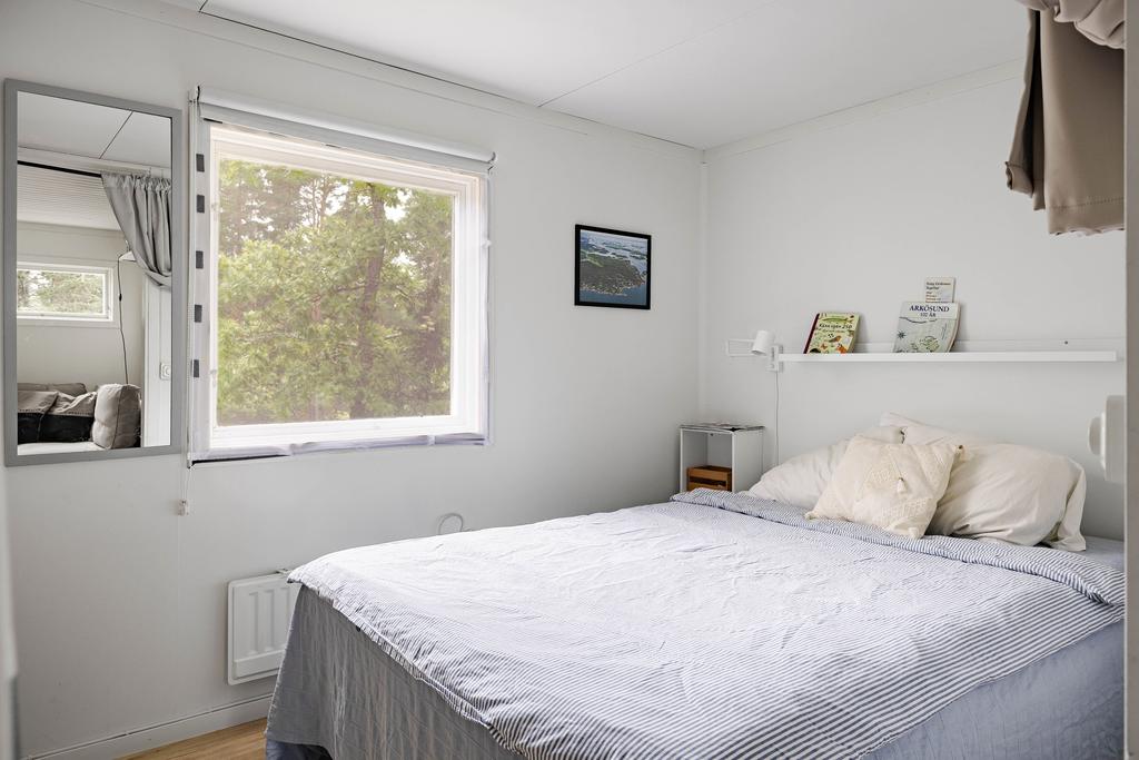 Sovrum med plats för dubbelsäng