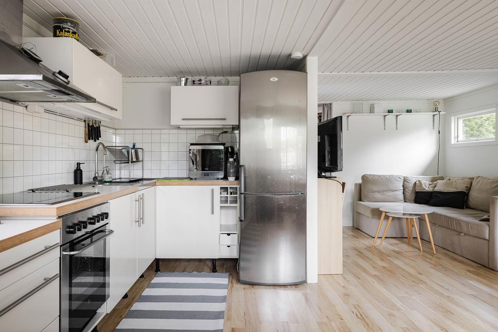 Kök och vardagsrum i öppen planlösning