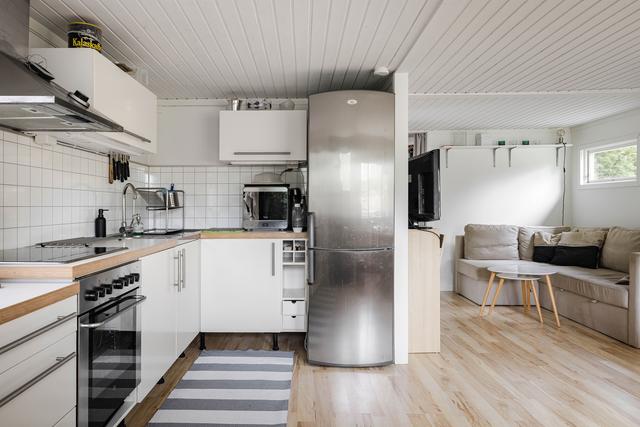 Kök och vardagsrum i öppen planlösning