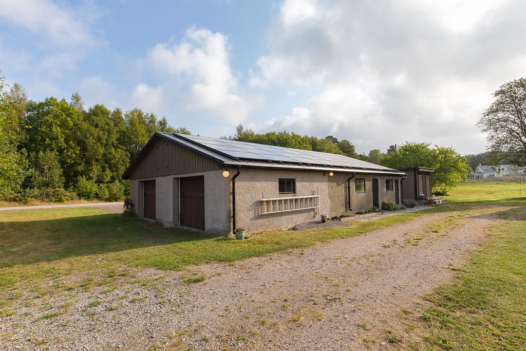 Ekonomibyggnad med garage, verkstad och förvaring!