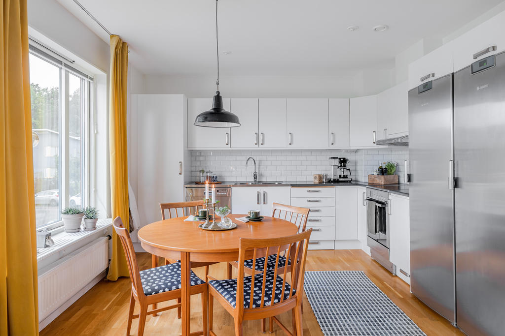 Köket med plats för matbord