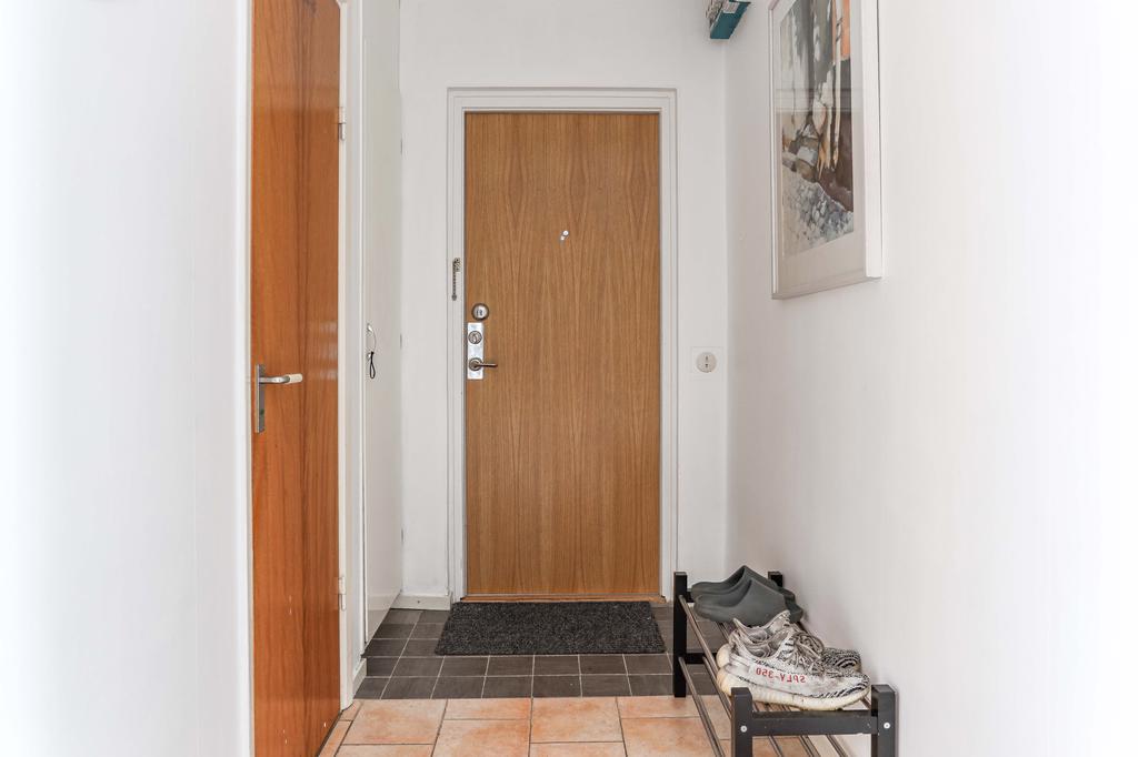 Hall mot ytterdörr och badrum