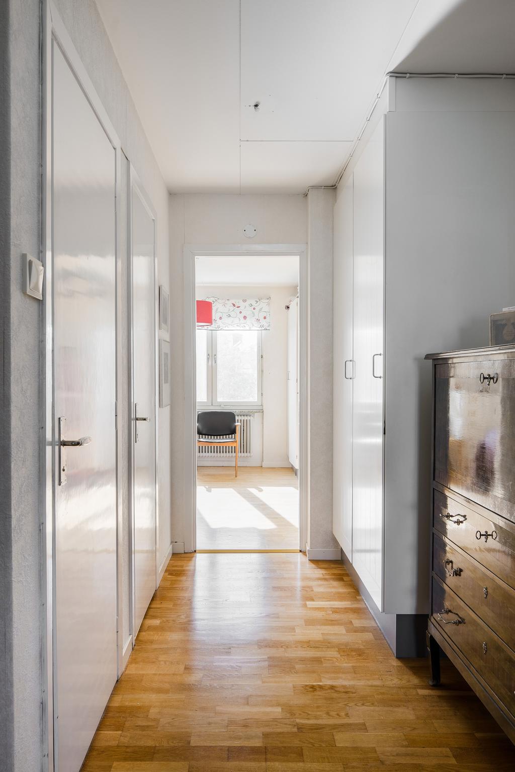 Hall mellan entrédörren och sovrum 1