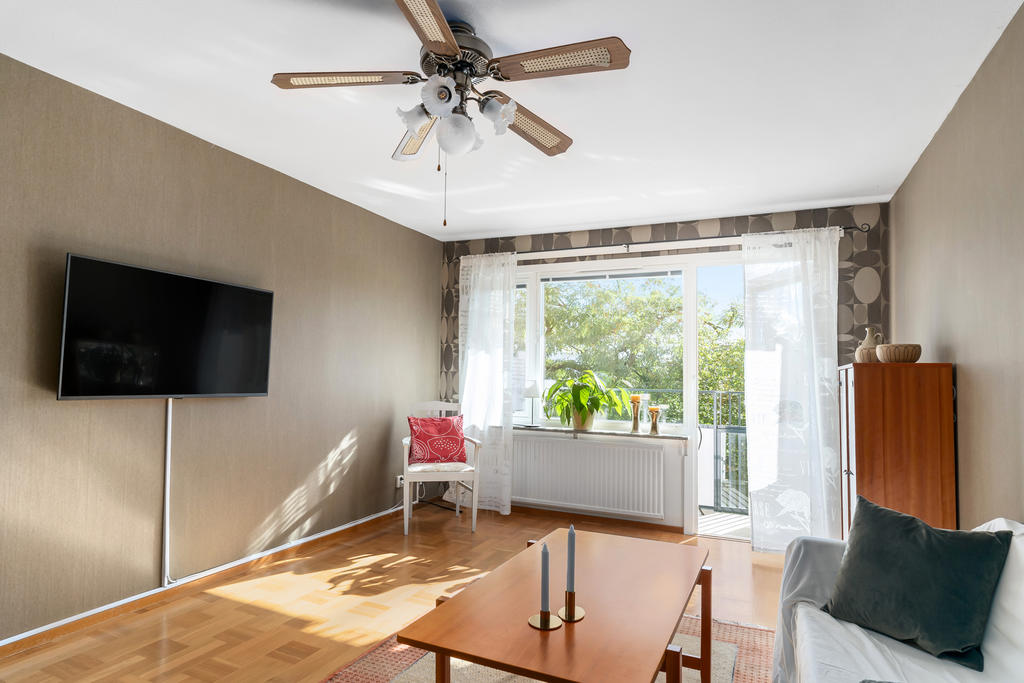 Vardagsrum med utgång till balkongen 