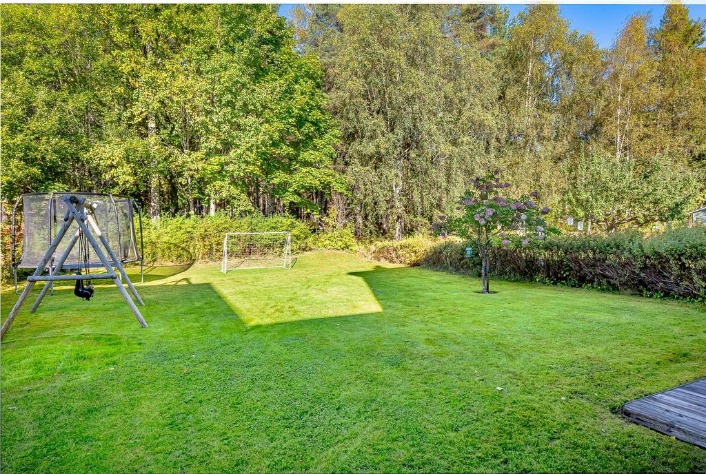 Trädgård med plats för odling och lek