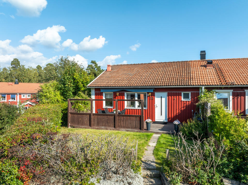 Övre trädgård och fasad från väster