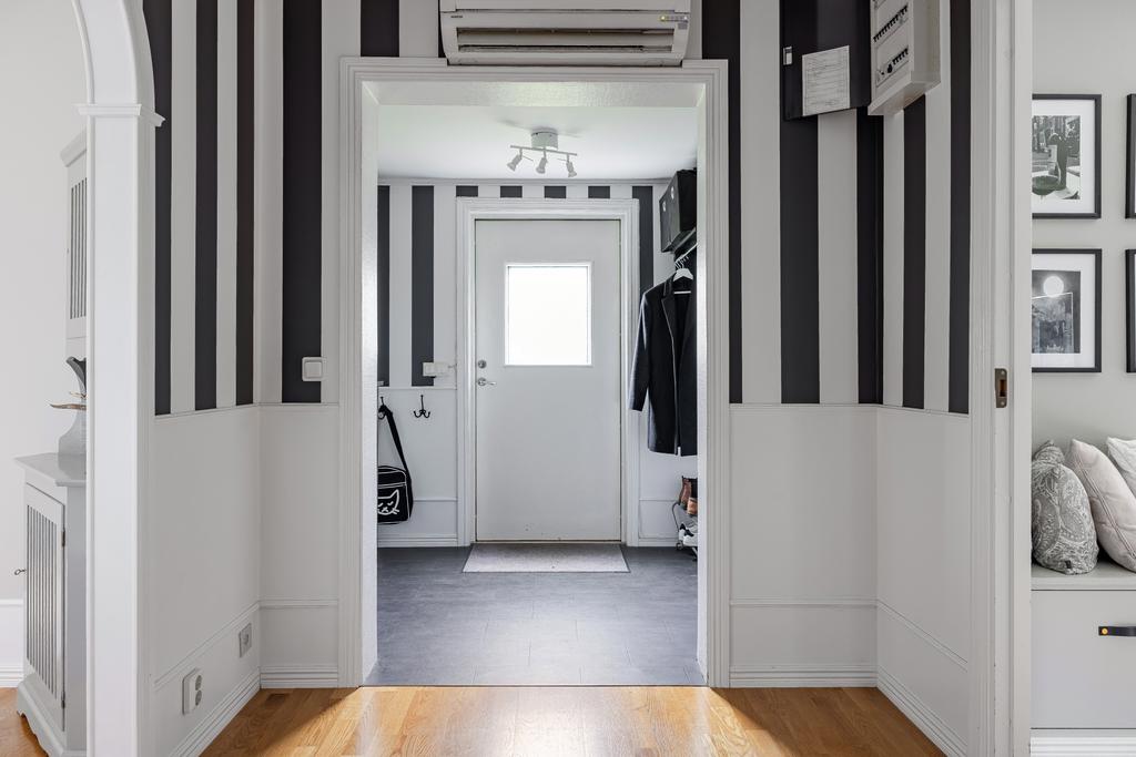 Hall med ingång på baksidan 