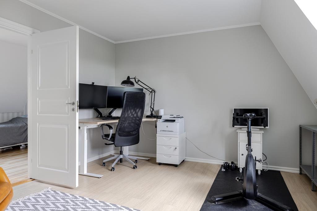 Tredje sovrummet på övre plan. Används idag som kontor