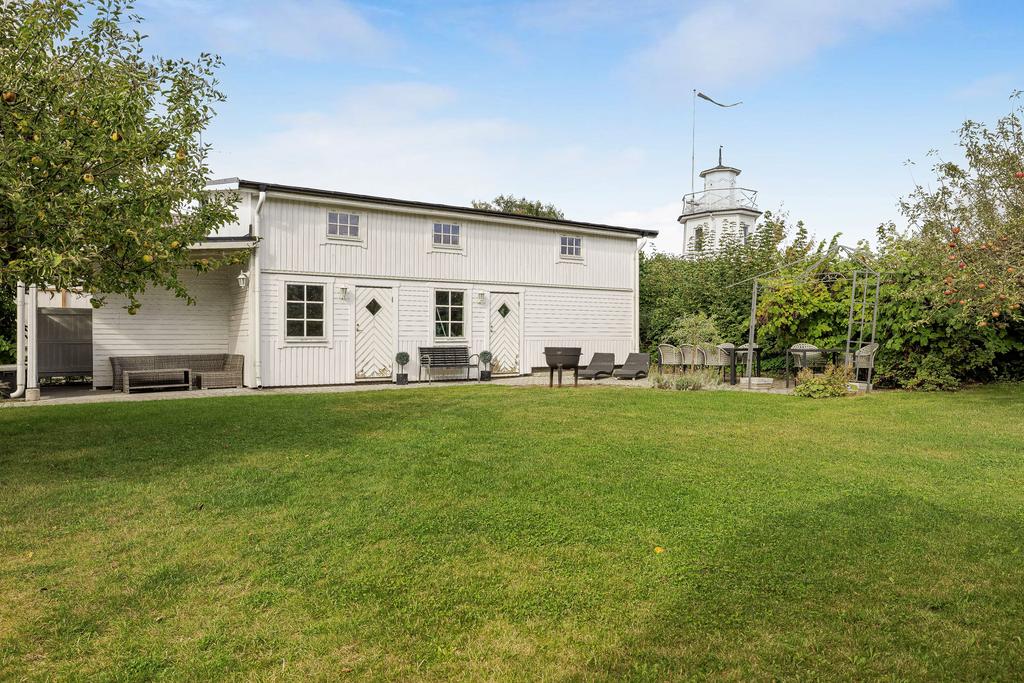 Uthus med lägenhet & förvaring. 