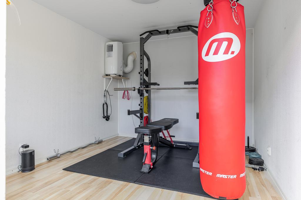 Idag används uthuset som gym. Andra halvan som snickarbod, förvaring och matkällare