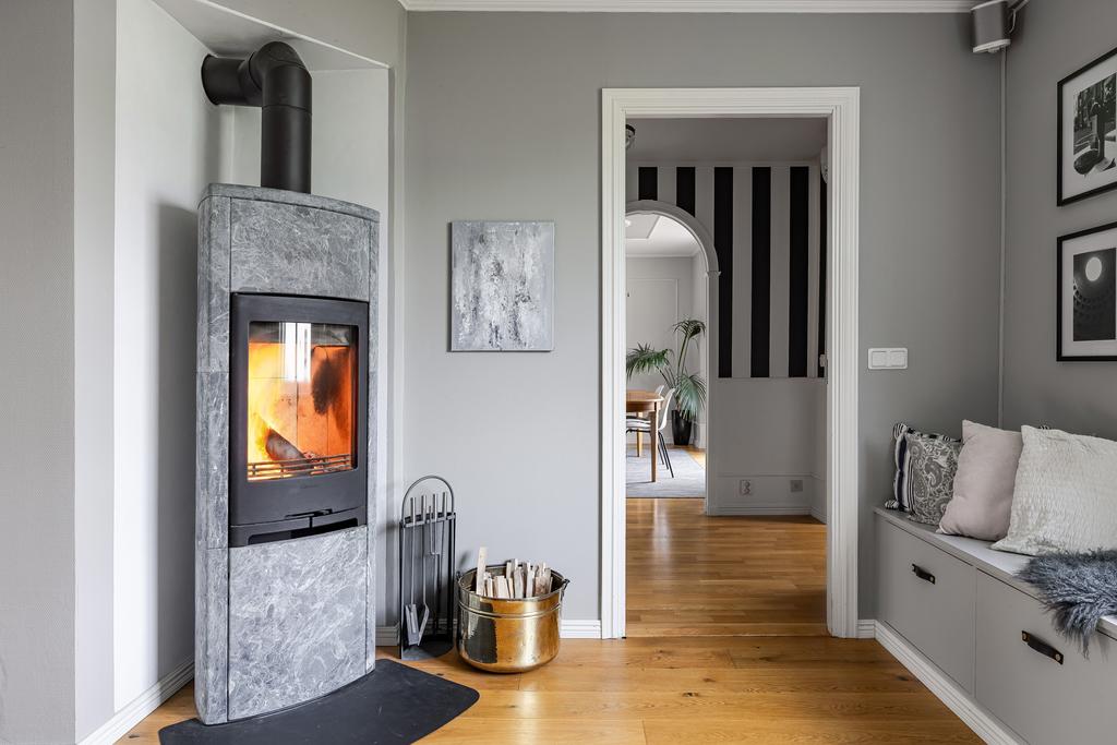Kamin med synlig eld 
