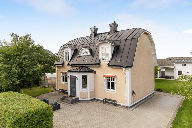 Från framsidan, Entrén