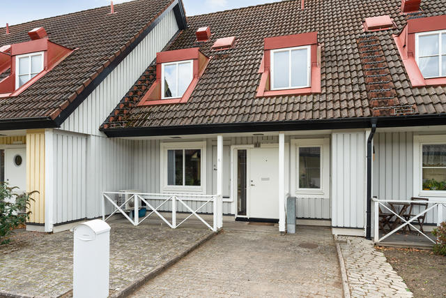 Bildhuggarevägen 83, Bäckagård