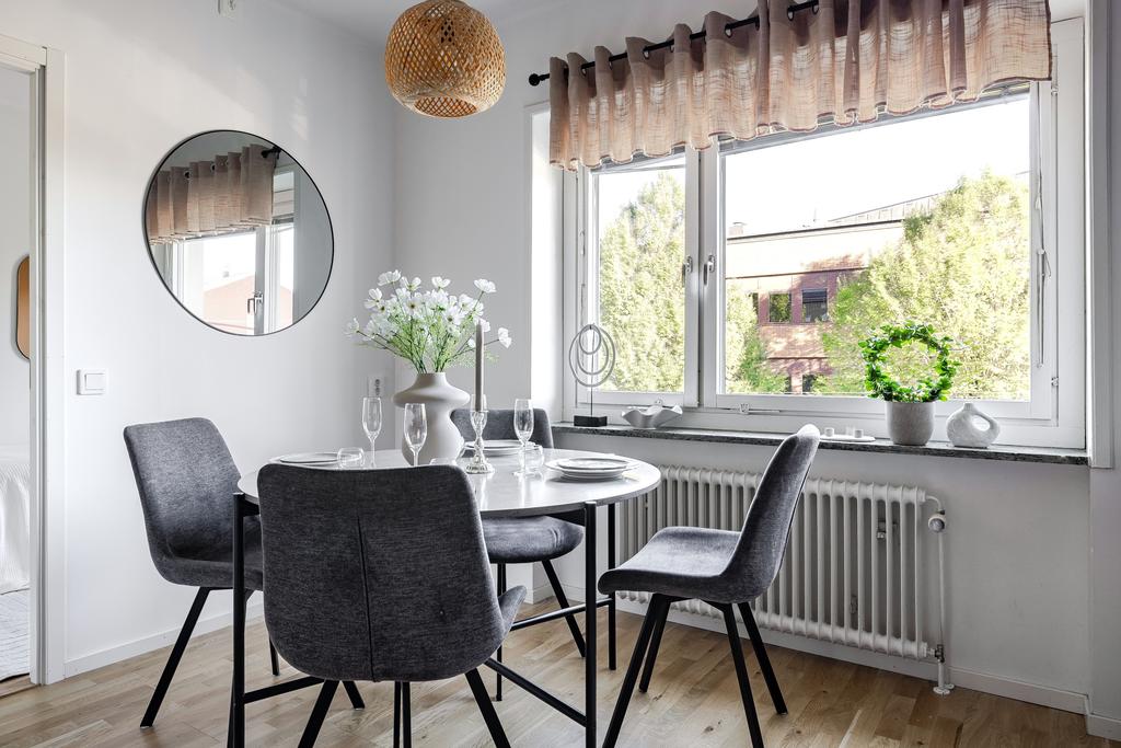 Plats för matbord invid fönstret