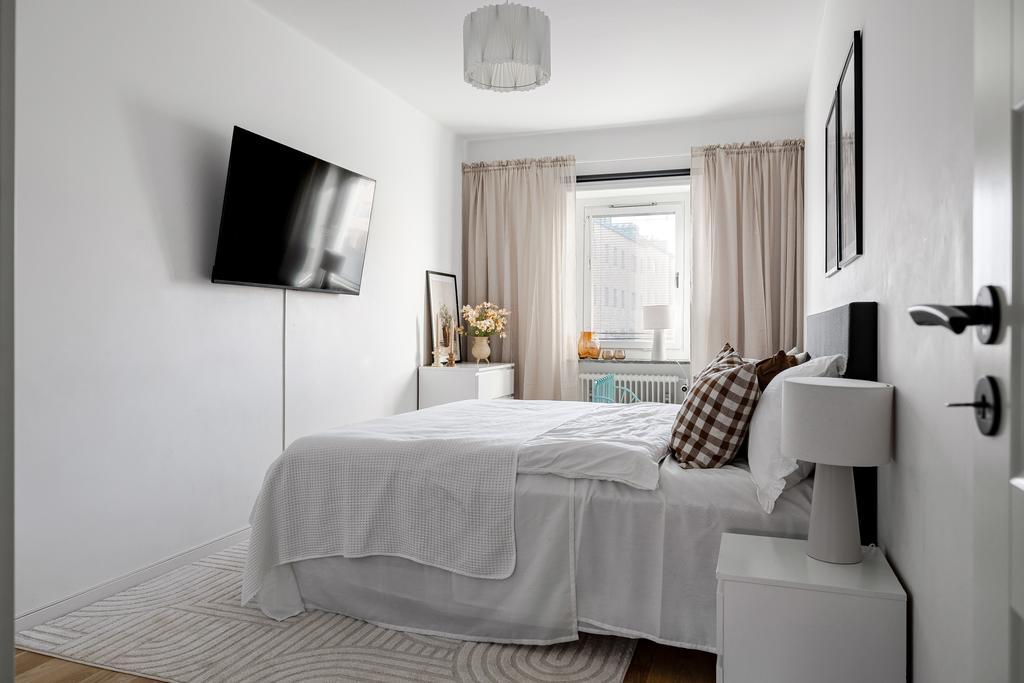 Det största av bostadens två sovrum