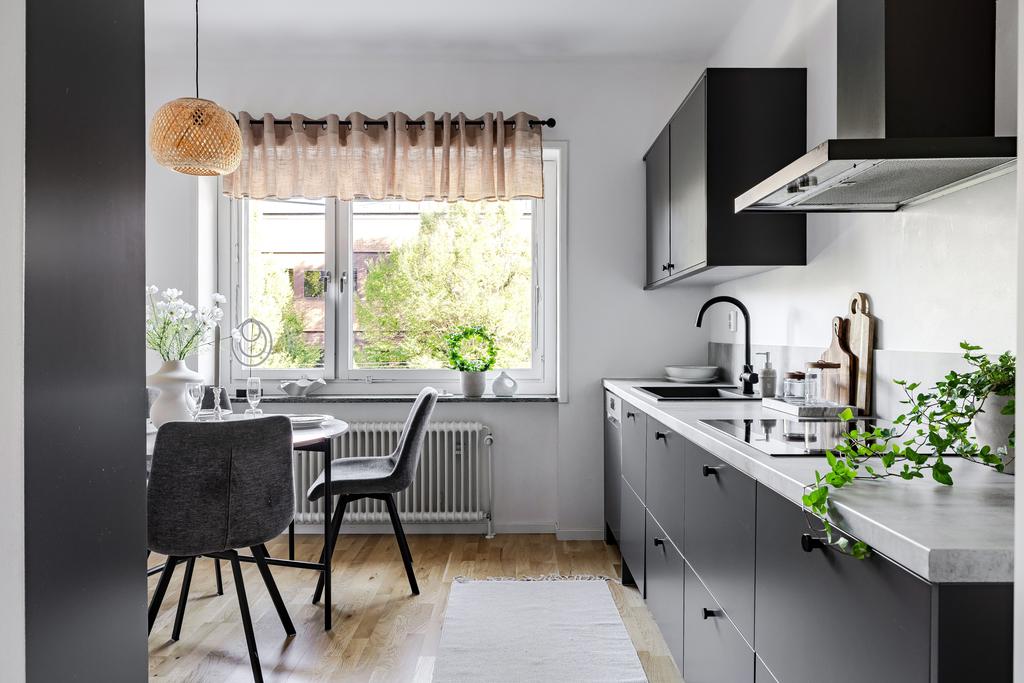 Elegant kök med mörka fronter