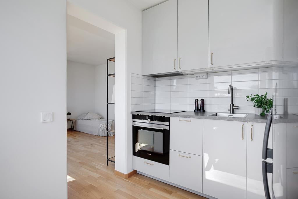 Fint renoverat kök med integrerad spis och häll