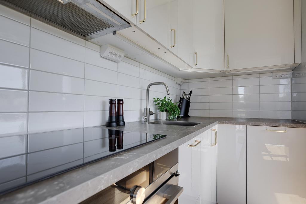 Kök med gott om uttag, diskmaskin