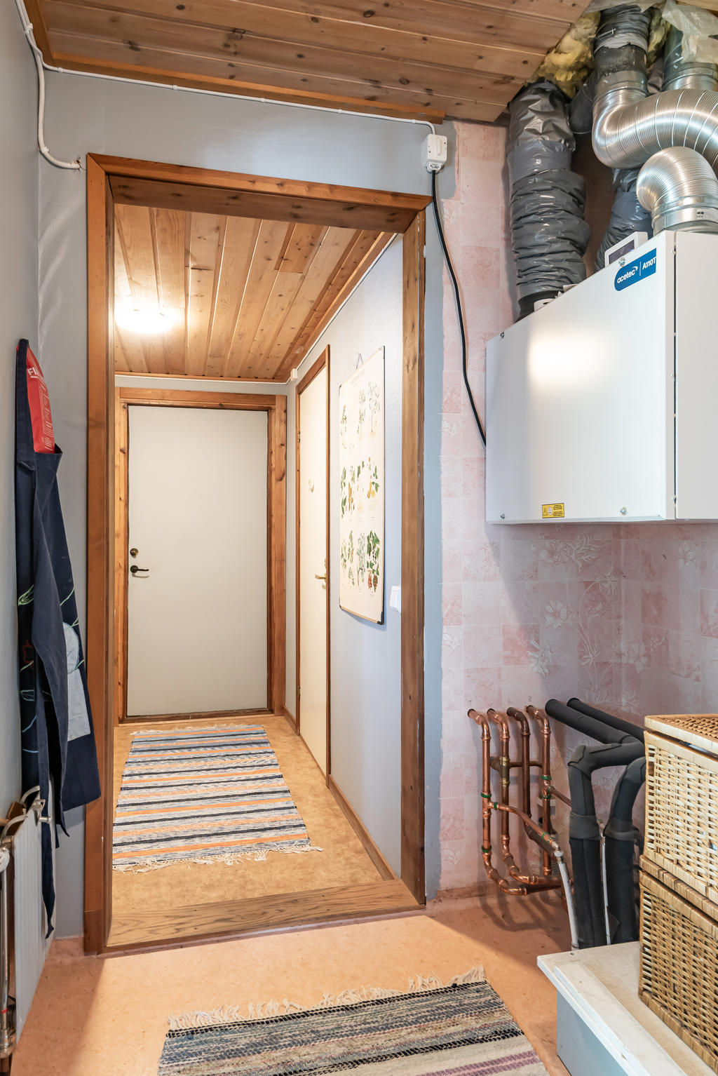 Den grå dörren går till garaget