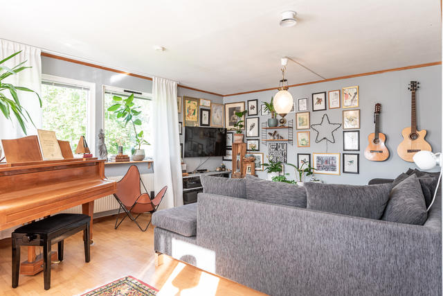 Vardagsrummet har flera fönster och är ljust och trevligt