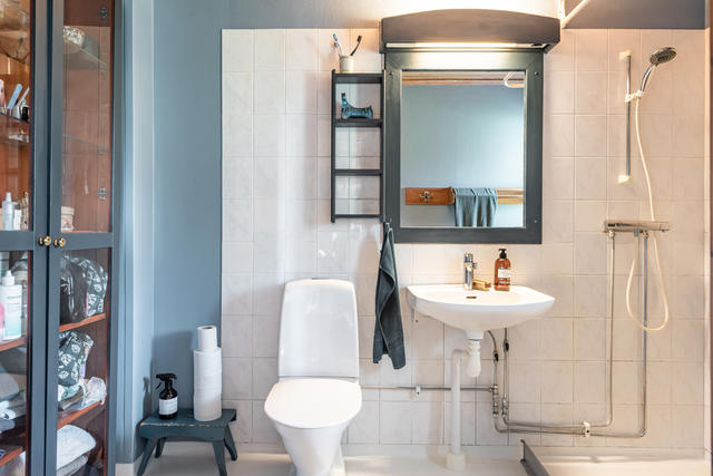 I anslutning till entrén är badrummet.