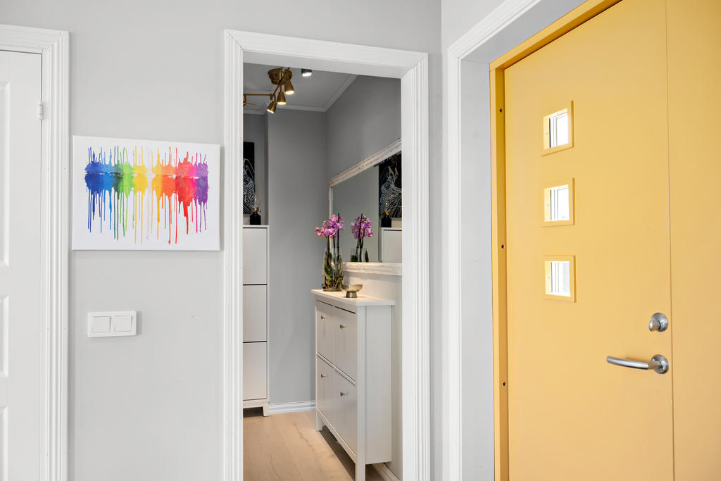 Välkomnande hall med egen klädkmmare