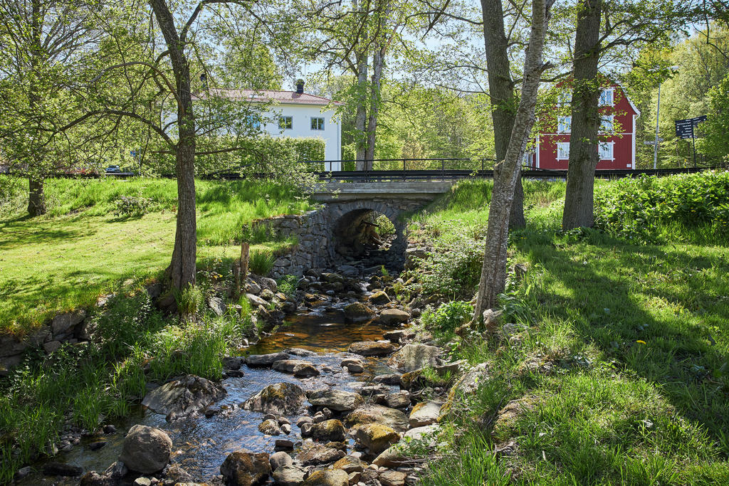 Vacker fors genom delar av byn.