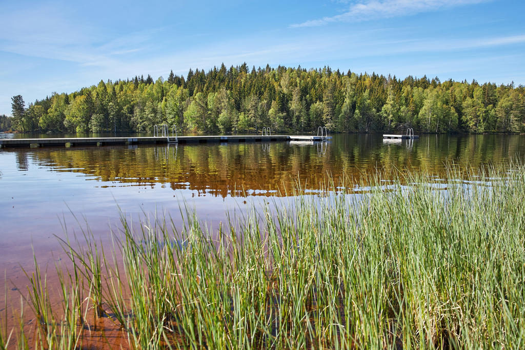 Här finns även bryggor att bada från