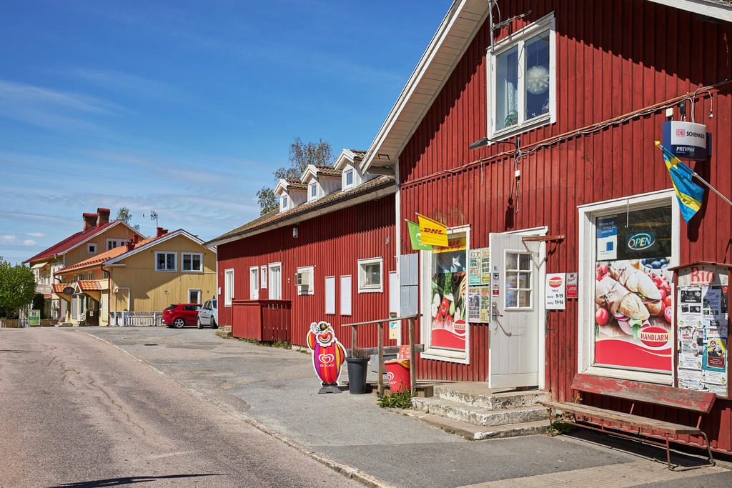 Den lokal handlaren och pizzeria Tuppen lite längre ned på gatan.