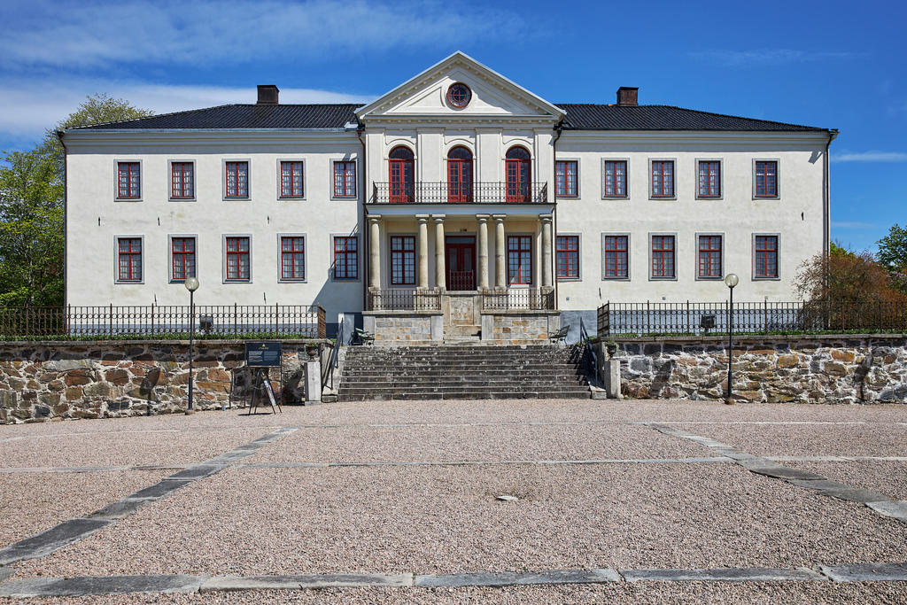 Lite längre bort finns pampiga Nääs slott