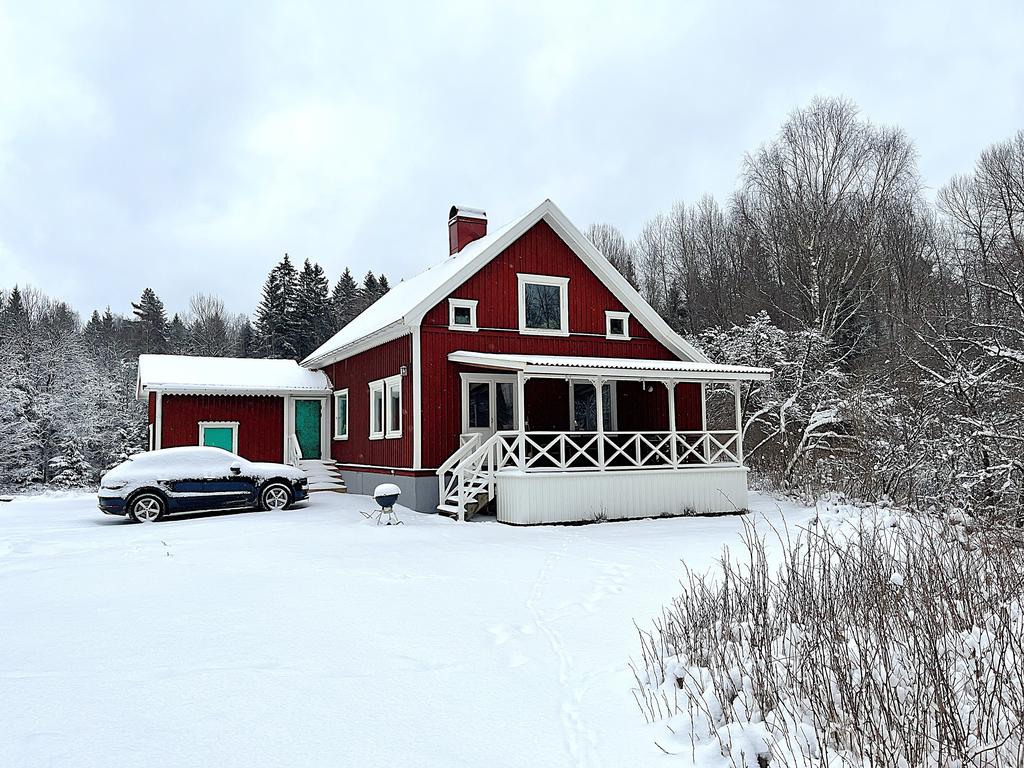 Huset i härlig vinterskrud "säljarens bild"