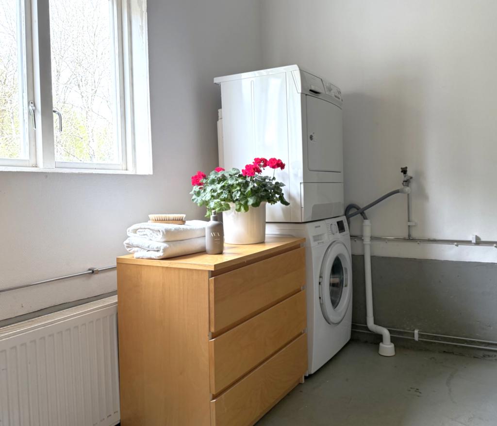 Här är del av pannrum/ tvättstuga med goda möjligheter att nyttjas som förråd eller hobbyrum