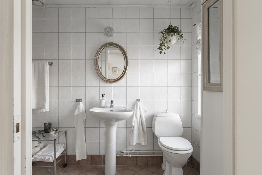 Helkaklat badrum på nedre våning