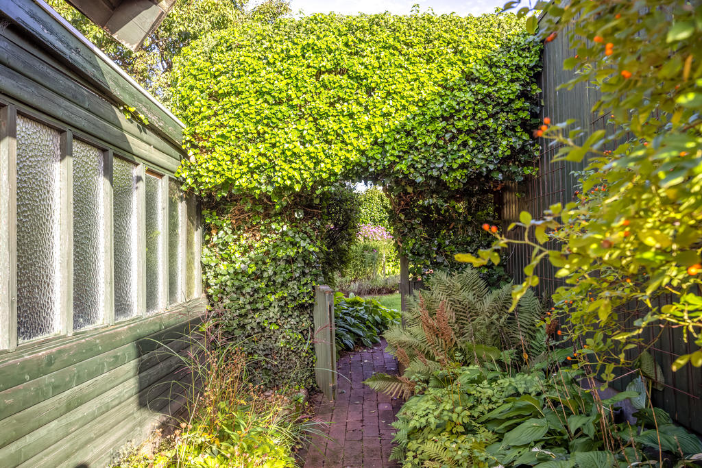 Härlig trädgård med olika uteplatser