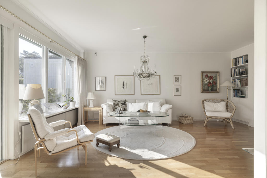 Ljust stort vardagsrum 