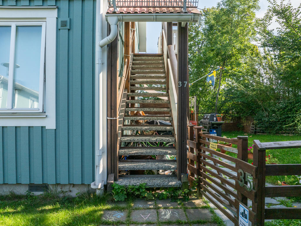 Trappen upp till entrén och den privata altanen