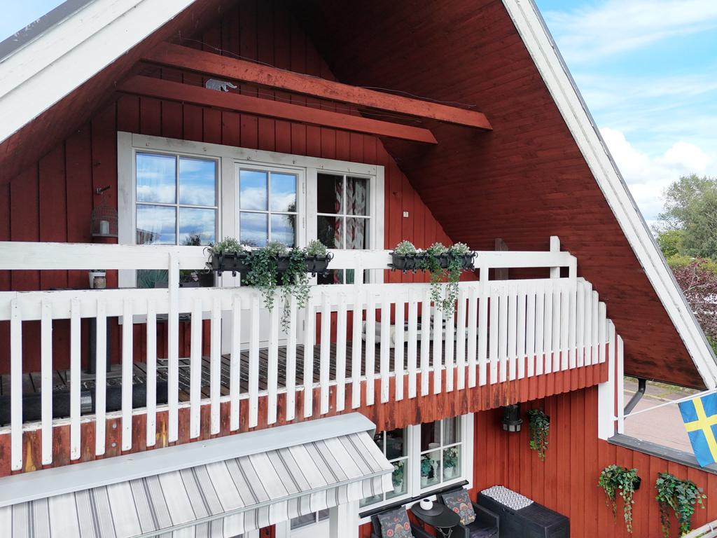 Balkongen som nås från allrummet på ovanvåningen