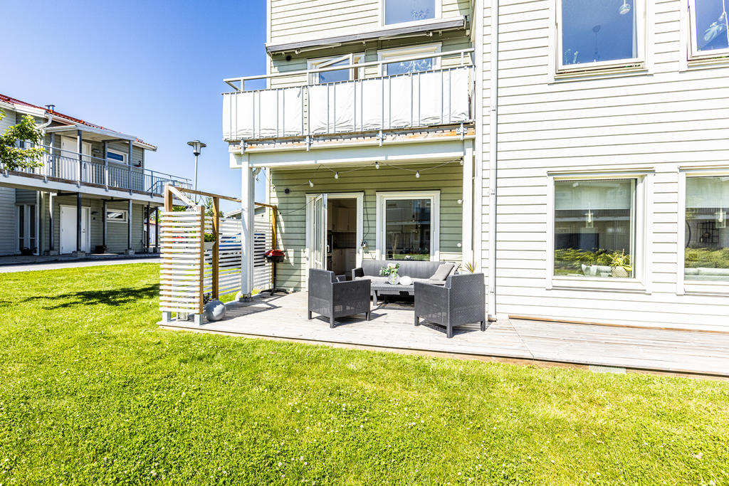 Generös uteplats i perfekt solläge