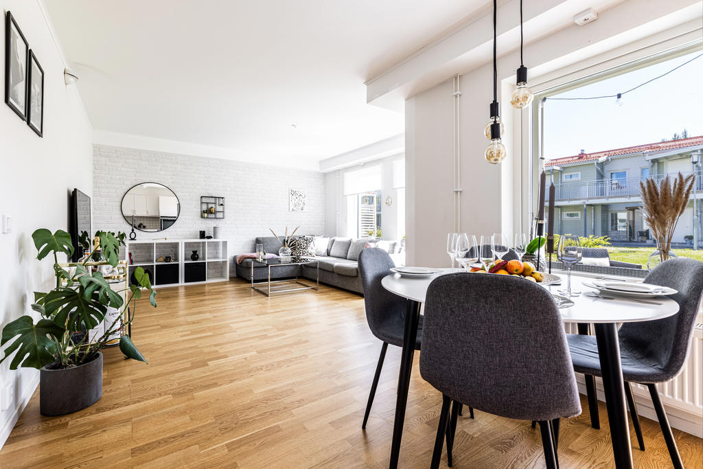 Öppen planlösning med köket och vardagsrum